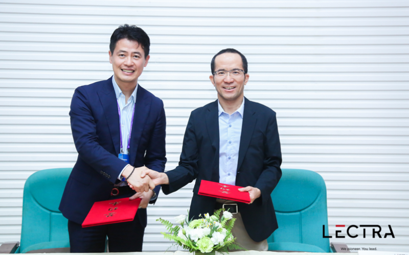 力克中國區服裝行業銷售總監楊守峰（左）和泉州海天材料科技股份有限公司副總經理柯志峰（右）簽訂首臺VectorFashion iC70的訂購合同